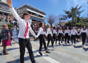 Kozanimedia-Κοζάνη: Χορευτικά συγκροτήματα στην κεντρική πλατεία για την 25η Μαρτίου-Βίντεο και φωτογραφίες