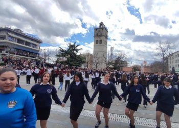 Kozanimedia-Κοζάνη: Χορευτικά συγκροτήματα στην κεντρική πλατεία για την 25η Μαρτίου-Πολλά βίντεο και φωτογραφίες
