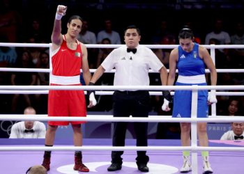 epa11515326 Imane Khelif (L) of Algeria is declared winner aber Angela Carini of Italy abandoned their bout in the Women 66kg preliminaries round of 16 against Imane Khelif of the Boxing competitions in the Paris 2024 Olympic Games, at the North Paris Arena in Villepinte, France, 01 August 2024.  EPA/YAHYA ARHAB