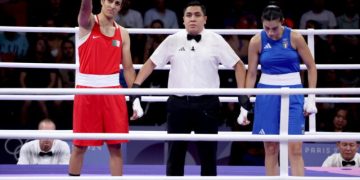 epa11515326 Imane Khelif (L) of Algeria is declared winner aber Angela Carini of Italy abandoned their bout in the Women 66kg preliminaries round of 16 against Imane Khelif of the Boxing competitions in the Paris 2024 Olympic Games, at the North Paris Arena in Villepinte, France, 01 August 2024.  EPA/YAHYA ARHAB