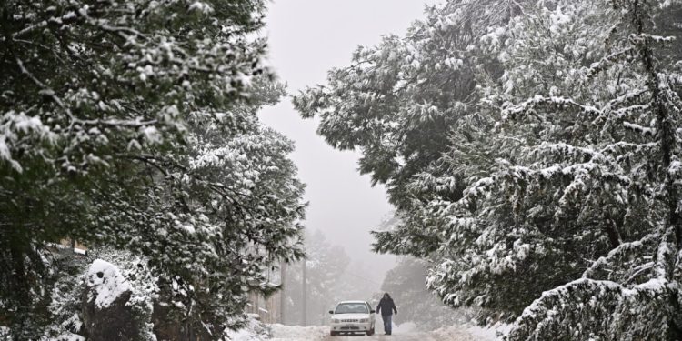 Χιονόπτωση στην Αττική, Τρίτη 30 Ιανουαρίου 2024. Η κακοκαιρία Avgi κορυφώνεται με βροχές και σποραδικές καταιγίδες σε αρκετές περιοχές αλλά και χιόνια στα ορεινά τμήματα και σε πιο χαμηλά υψόμετρα. 
(ΜΙΧΑΛΗΣ ΚΑΡΑΓΙΑΝΝΗΣ/EUROKINISSI)