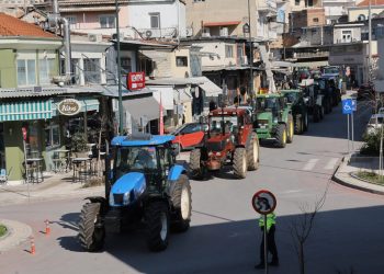 Αγρότες με τα τρακτέρ τους πραγματοποιούν πορεία με κατεύθυνση την πλατεία Ελευθερίας της Δράμας, στο πλαίσιο της συμμετοχής τους στις πανελλαδικές αγροτικές κινητοποιήσεις, Τετάρτη 05 Φεβρουαρίου 2025. ΑΠΕ-ΜΠΕ/ΑΠΕ-ΜΠΕ/Παύλος Σιδηρόπουλος