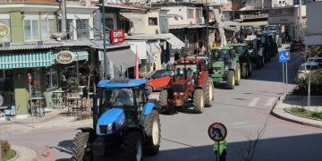 Αγρότες με τα τρακτέρ τους πραγματοποιούν πορεία με κατεύθυνση την πλατεία Ελευθερίας της Δράμας, στο πλαίσιο της συμμετοχής τους στις πανελλαδικές αγροτικές κινητοποιήσεις, Τετάρτη 05 Φεβρουαρίου 2025. ΑΠΕ-ΜΠΕ/ΑΠΕ-ΜΠΕ/Παύλος Σιδηρόπουλος