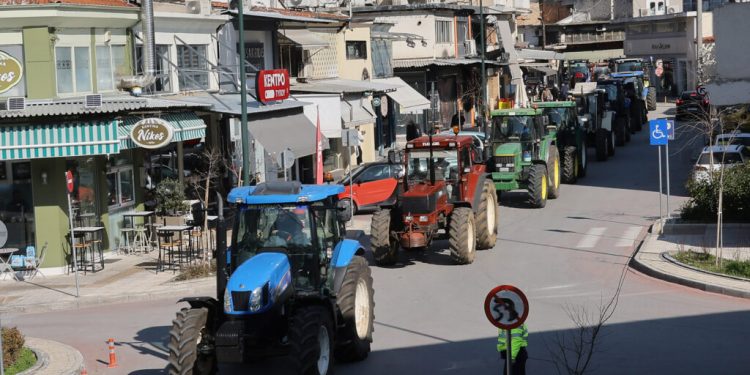 Αγρότες με τα τρακτέρ τους πραγματοποιούν πορεία με κατεύθυνση την πλατεία Ελευθερίας της Δράμας, στο πλαίσιο της συμμετοχής τους στις πανελλαδικές αγροτικές κινητοποιήσεις, Τετάρτη 05 Φεβρουαρίου 2025. ΑΠΕ-ΜΠΕ/ΑΠΕ-ΜΠΕ/Παύλος Σιδηρόπουλος