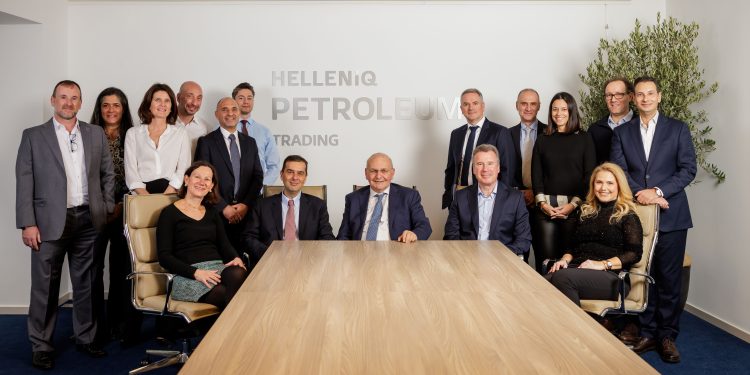 Ομαδική φωτογραφία στελεχών και εργαζομένων που απαρτίζουν την HELLENiQ Petroleum Trading. Καθήμενοι, στο κέντρο, ο κ. Ντίνος Πανάς, Αναπληρωτής CEO της ΕΛΠΕ ΔΕΠΠΠ και Γενικός Διευθυντής Εφοδιασμού και Πωλήσεων Πετρελαιοειδών, αριστερά του ο κ. Κώστας Καραχάλιος, Αναπληρωτής Γενικός Διευθυντής Εφοδιασμού και Πωλήσεων Πετρελαιοειδών και δεξιά ο κ. Matt Richards, Head of International Oil Supply & Trading.