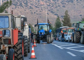 Επίσκεψη του ΓΓ  του ΚΚΕ Δημήτρη Κουτσούμπα στο μπλόκο των αγροτών στη Γυρτώνη , Τετάρτη 5 Φεβρουαρίου 2025. 
(EUROKINISSI)