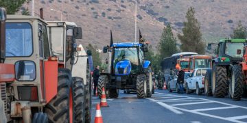Επίσκεψη του ΓΓ  του ΚΚΕ Δημήτρη Κουτσούμπα στο μπλόκο των αγροτών στη Γυρτώνη , Τετάρτη 5 Φεβρουαρίου 2025. 
(EUROKINISSI)