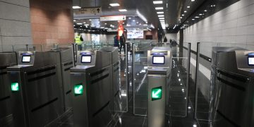 Στιγμιότυπο από το Μετρό Θεσσαλονίκης, την πρώτη ημέρα λειτουργίας του με εισιτήριο, Τετάρτη 4 Δεκεμβρίου 2024. 
(ΒΑΣΙΛΗΣ ΒΕΡΒΕΡΙΔΗΣ/ΜΟΤΙΟΝΤΕΑΜ)