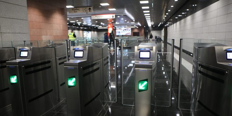 Στιγμιότυπο από το Μετρό Θεσσαλονίκης, την πρώτη ημέρα λειτουργίας του με εισιτήριο, Τετάρτη 4 Δεκεμβρίου 2024. 
(ΒΑΣΙΛΗΣ ΒΕΡΒΕΡΙΔΗΣ/ΜΟΤΙΟΝΤΕΑΜ)